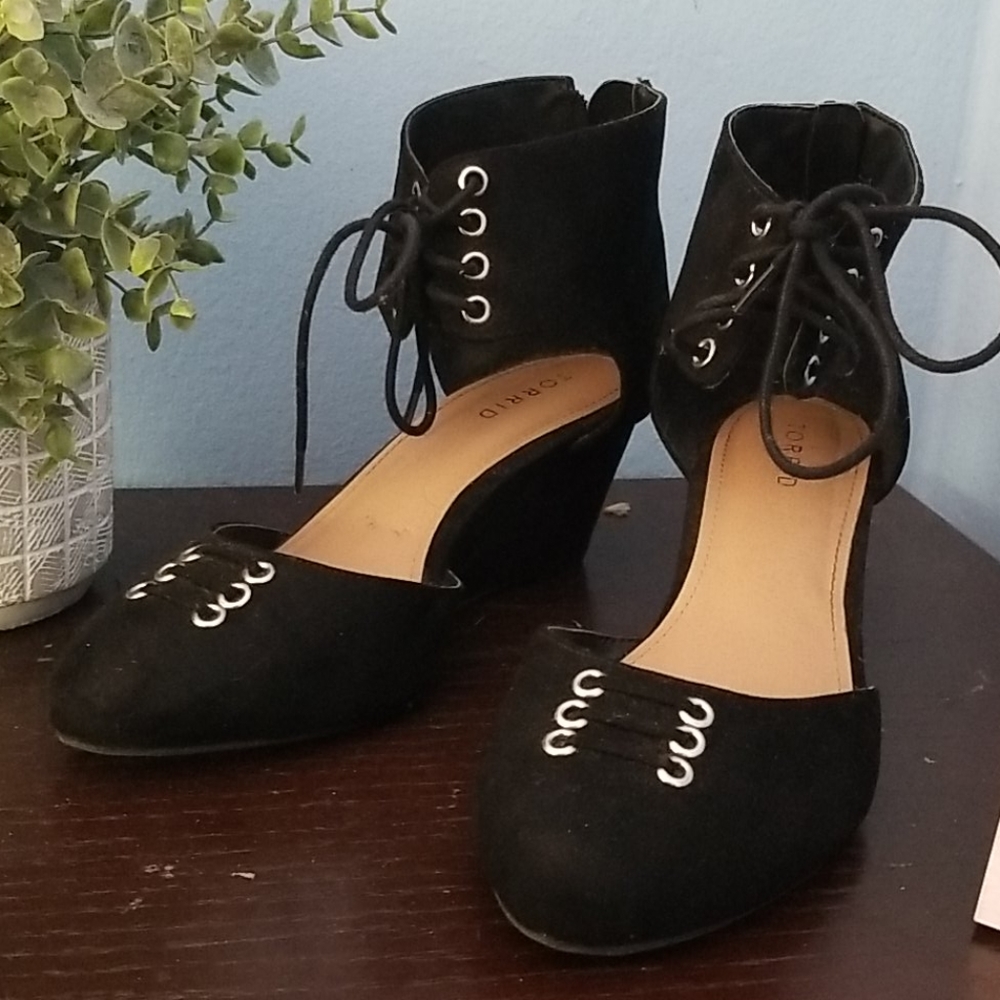 LACE UP ANKLE MINI WEDGES (WIDE WIDTH)DETAILS

h